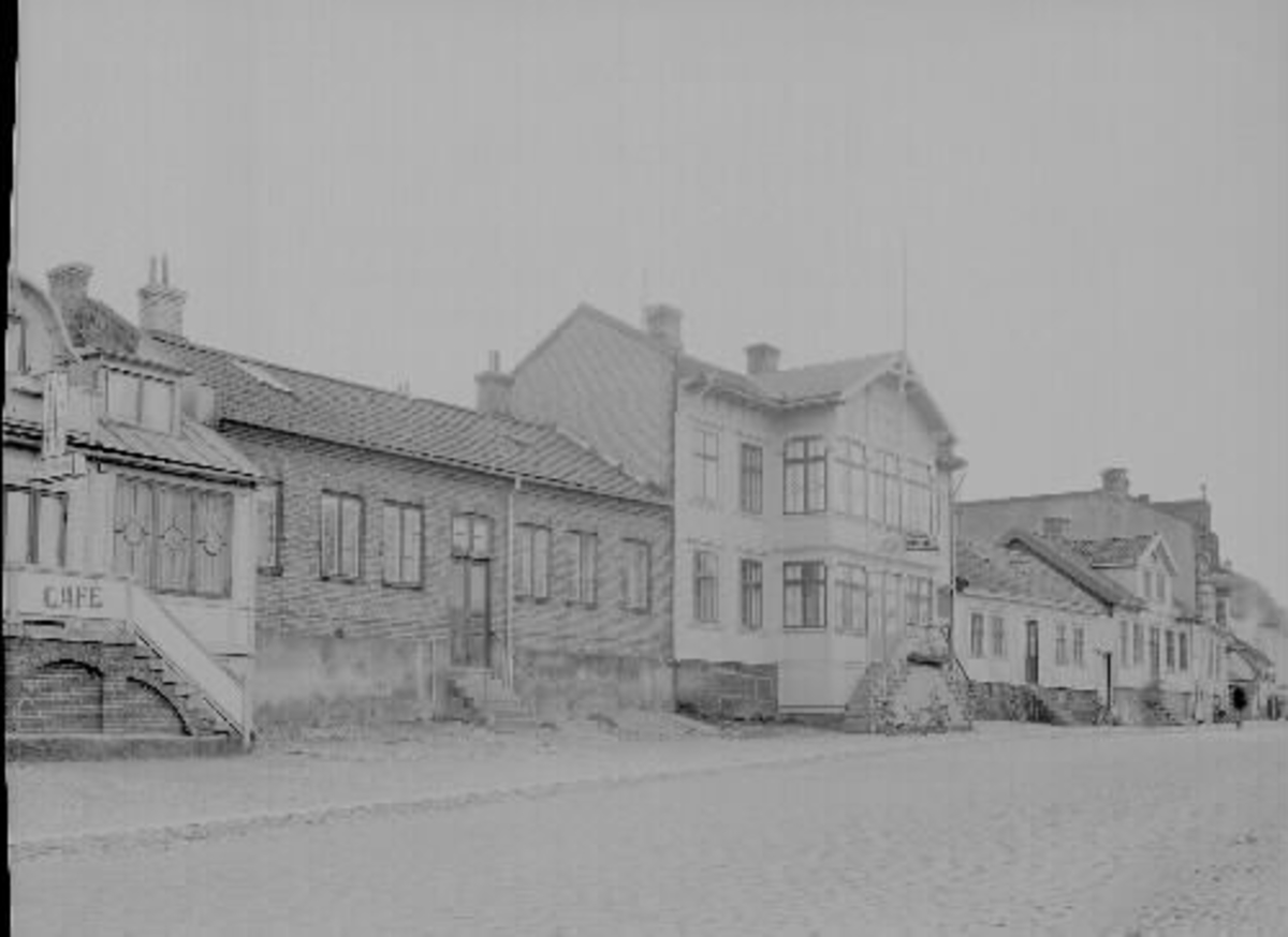 Kvarteret Berget, Västra Vallgatan i Varberg. Stadsgata med bebyggelse sedd från norr.