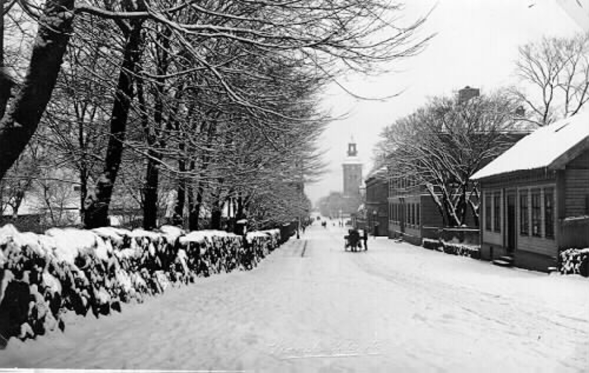 Snöbild. Närmast kameran till vänster syns kvarteret Kronofogden. Bilden tagen mot norr. 1910-tal.