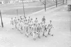 Kav.off.asp.skolan 1930/31 på marsch från stallet efter hästvård och stalltjänst.
