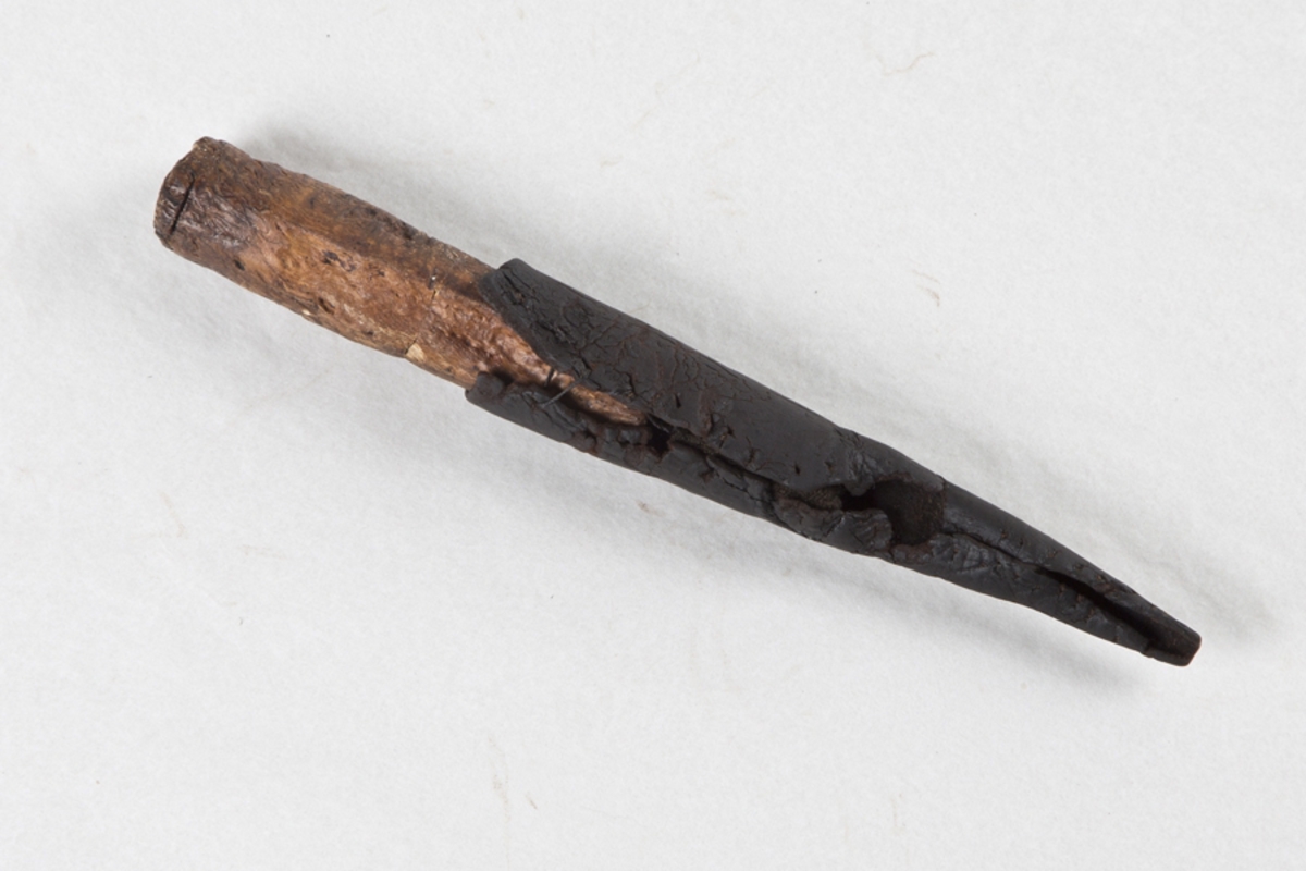 Dräkten består av kjortel, struthätta, mantel, hosor och fotlappar. Mannen bar skor av läder och runt kjorteln hade han ett läderbälte med knivslida och kniv. Man hittade också ytterligare ett bälte med knivslida och kniv samt ett litet läderfodral.

Det finns inget spänne till bältet bevarat och inte heller några knivblad. Allt järn har helt enkelt rostat bort. Den är daterad till 1300-talet, med hjälp av dräktstudier och tekniska prover som C-14, kol 14-metoden.

När Bockstensmannen hittades iklädd sin dräkt hade tråden, av lin, till stor del förmultnat till torv. Kläderna låg runt kroppen, men i bitar. Idag visas dräkten separat i en monter, liggande, för att kunna bevaras i framtiden.