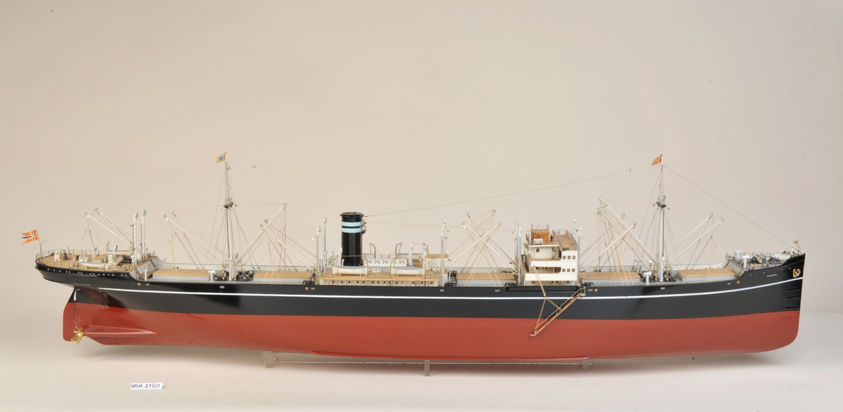 Helmodell av M/S 'Tudor'. Lasteskip med midtbru