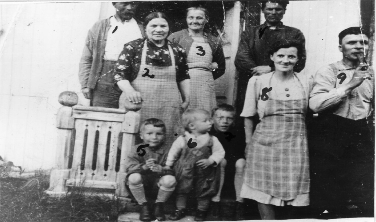 På gården Slettland. Bak fra venstre Lars Samuelsen, Ane H. Slettland, Oldine Slettnes, Johannes Antonius Olsen. Foran fra venstre Lars Slettland, Asbjørn Slettland, Øyvind Bruvoll, Wiktoria Slettland, Aslund Slettland. Lyngen ca 1946. Johannes Antonius Olsen var pleiesønn hos Ingvarda Viktoria Sletten.