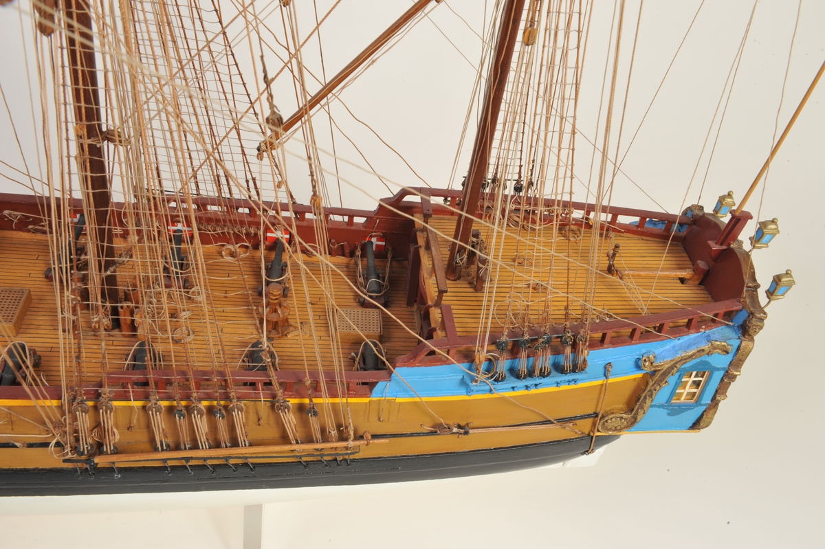 Helmodell av Peter Wessel Tordenskjolds 'Løwendals Galley'. 3 master, rigget  uten seil. Skroget: Skansen blå utenbords. Brun med sort belte ved vannlinjen. Hvit under vann.