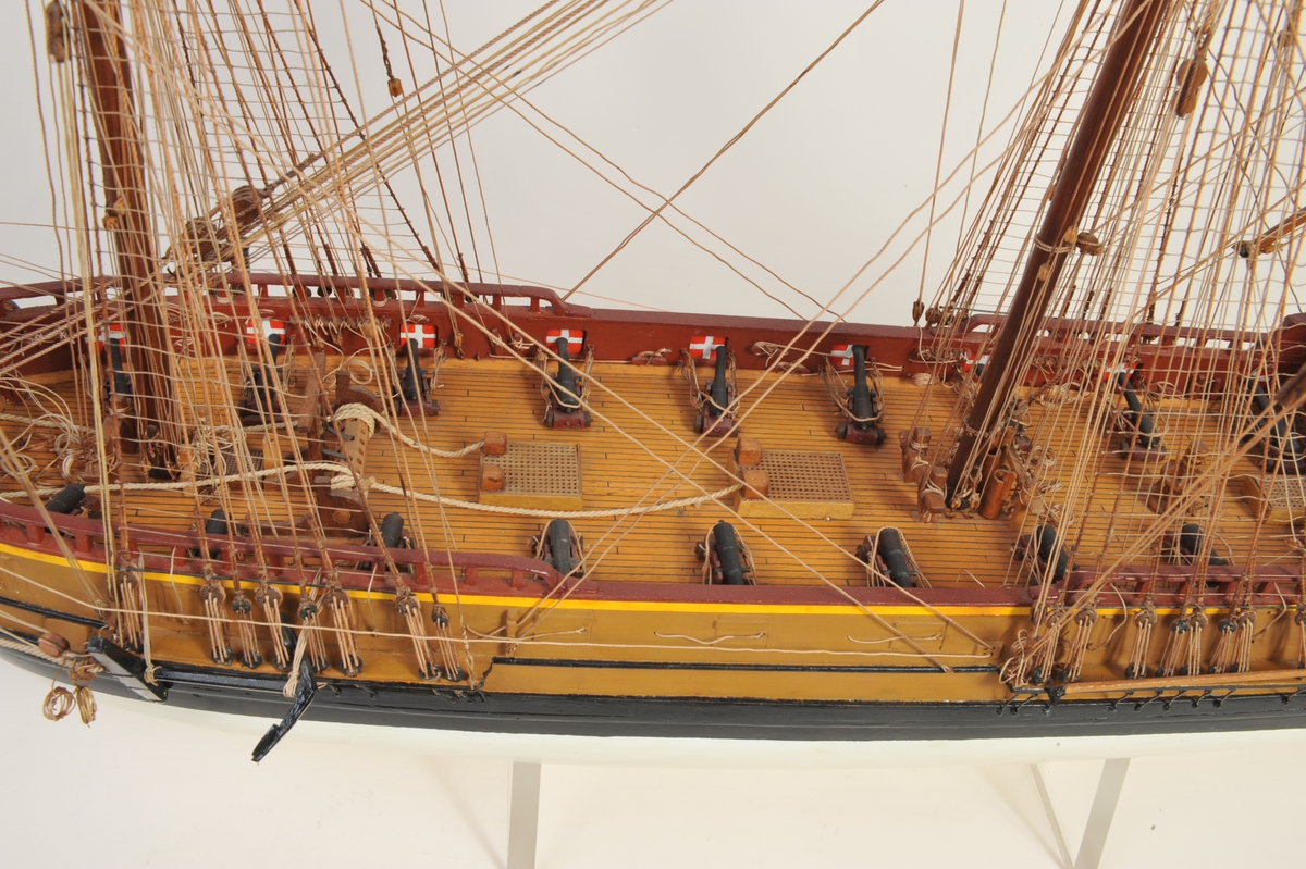 Helmodell av Peter Wessel Tordenskjolds 'Løwendals Galley'. 3 master, rigget  uten seil. Skroget: Skansen blå utenbords. Brun med sort belte ved vannlinjen. Hvit under vann.