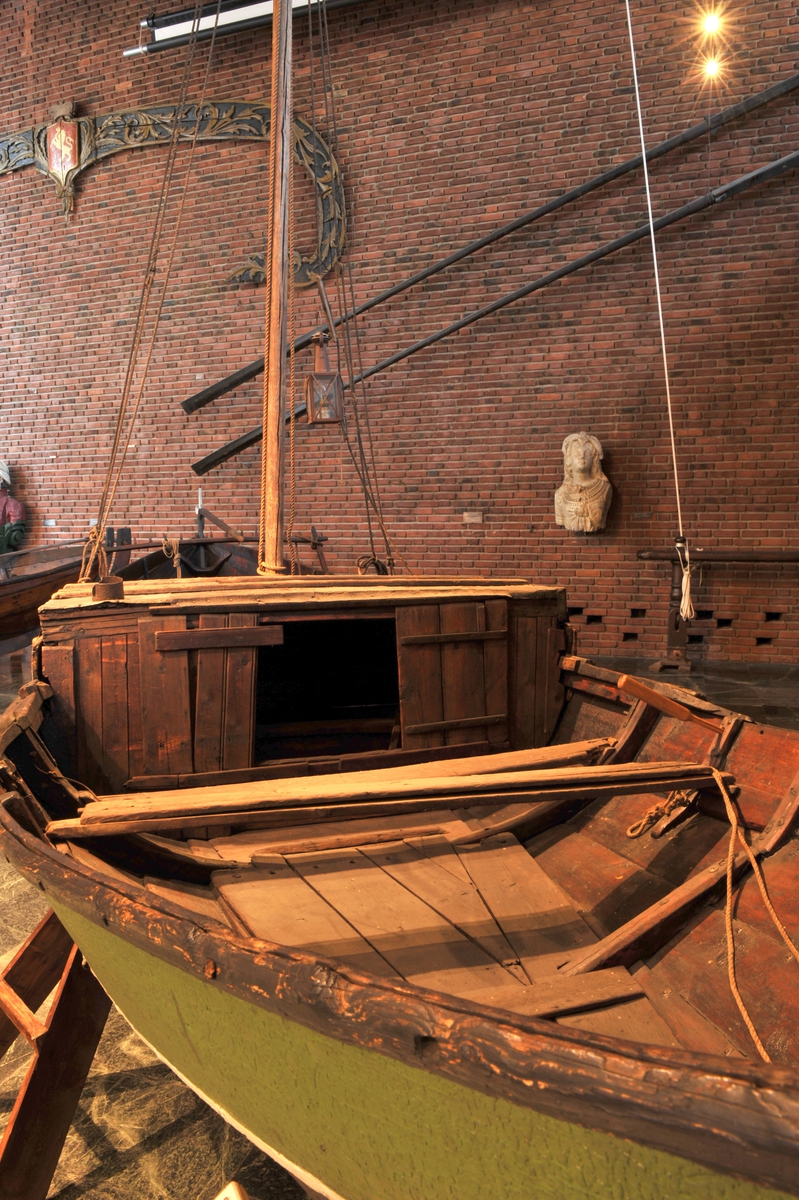 Firing fra Åfjord. Medfølger mast med råseil, kahytt på midten med jernovn, 4 årer mrk. 4235 A-C, ror m. styrvol mrk. 4235 G.