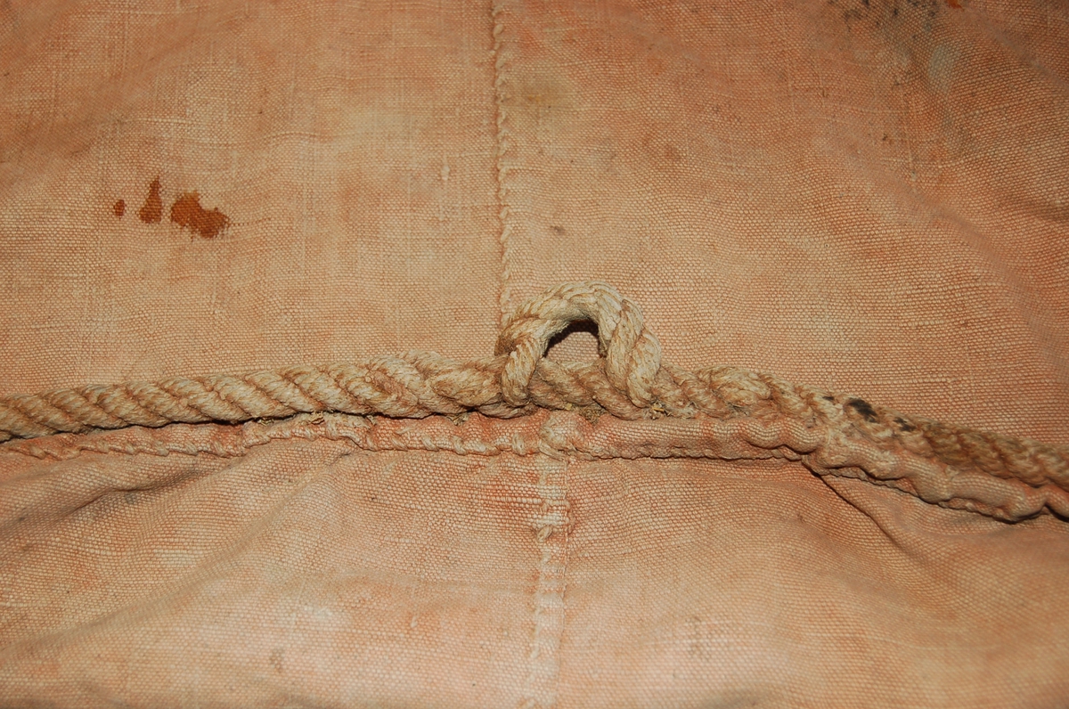 Åttring med nyere reparasjon. Fire keiper, et par årer, fem tiljer, tre tofter, ror, styrvol, mast og seil.