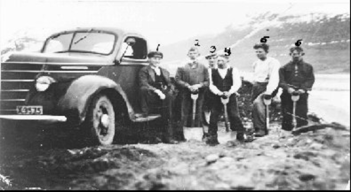 Sandkjøring i fjæra ved Hatteng/veiarbeid på vestersida i Storfjord. Fra venstre Lars Bruvoll (1), Hjalmar Isaksen (2), Norvald Ryeng (3), Eilif Bjørnevoll (4), Hans Heggeblom (5) og Paul Jensen (6) med International lastebil model D 1937-40.