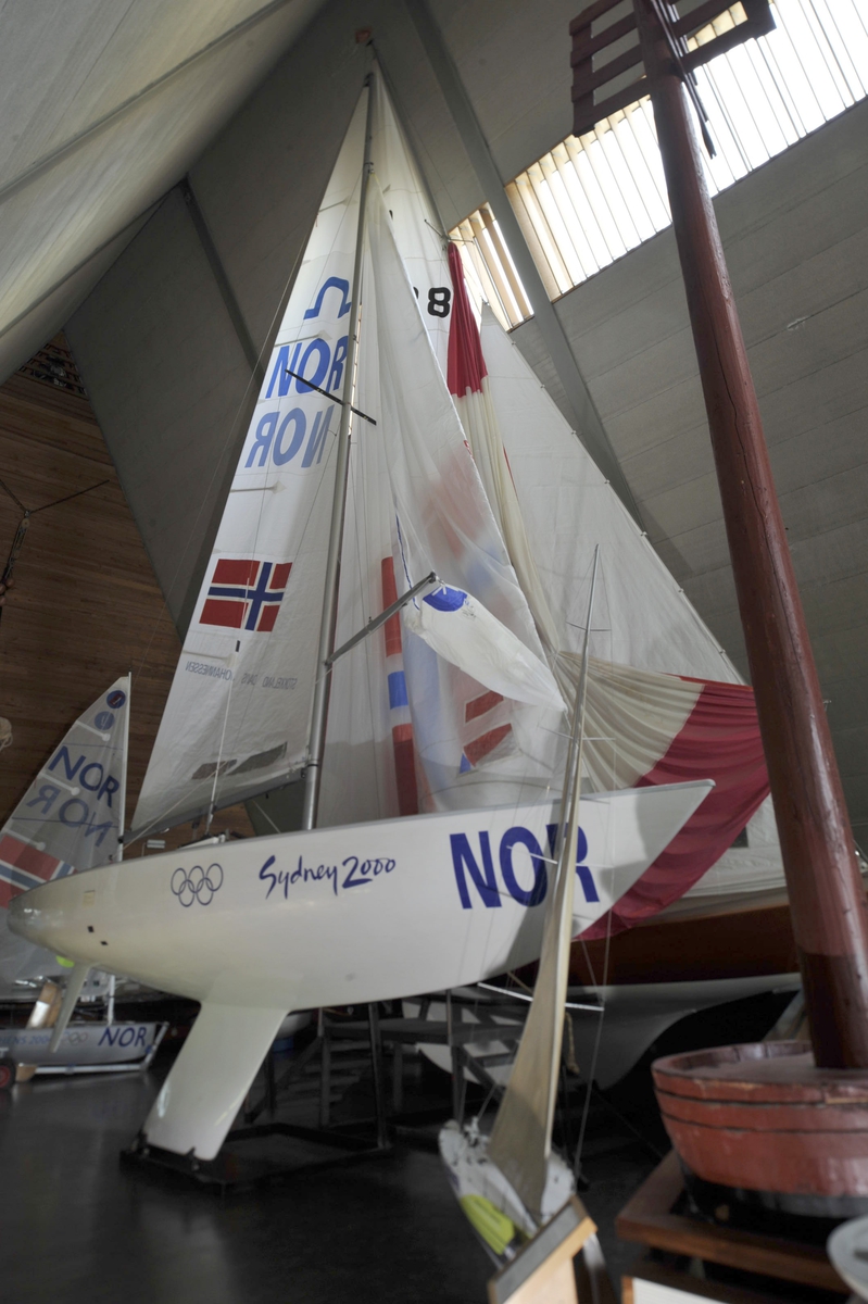 Planende skrog med separat ror og kjøl med negativt akterspeil. Kjølen er boltet til skroget. Storseil, fokk og spinnaker.