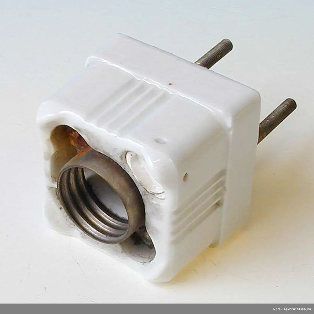 d1 er uten lokk. Mrk: 25A, 500V, hull for plombering i ringen.
d2-d4 uten lokk. Mrk: Tezed 25 og 2, slett ring, hull for plombering i sokkel. 
d5-d14 med lokk. Mrk: Tezed 25, 25/500 (VDE)
d15-d16 mrk: N95 LJS