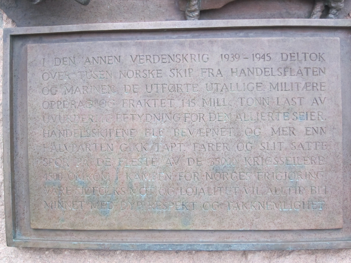 Monumentet forestiller et skipsmannskap på et synkende skip. Monumentet står på en høy stensokkel.