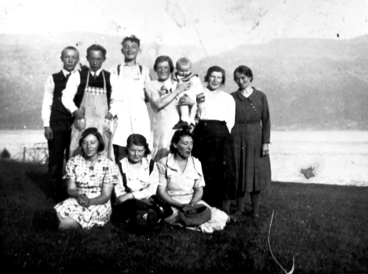 Søndag i Manndalen. Fra venstre sittende foran: Borghild Pettersen, Anna Fredriksen, Edith Nilsen. Bak fra venstre: Hans Elvenes, Hans Dalvik, Jens Dalheim, Anna Hoff, Ingrid Henriksen, Anne Martha Elvenes. Barnet midt på bildet bak er kanskje datter til Anna Hoff?