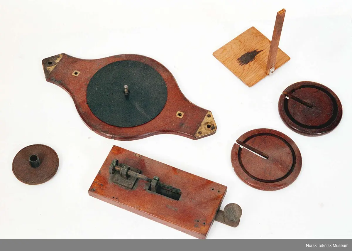 Diverse løse deler (Uidentifiserte) til forskjellige av gjenstandene i fysikksamlingen