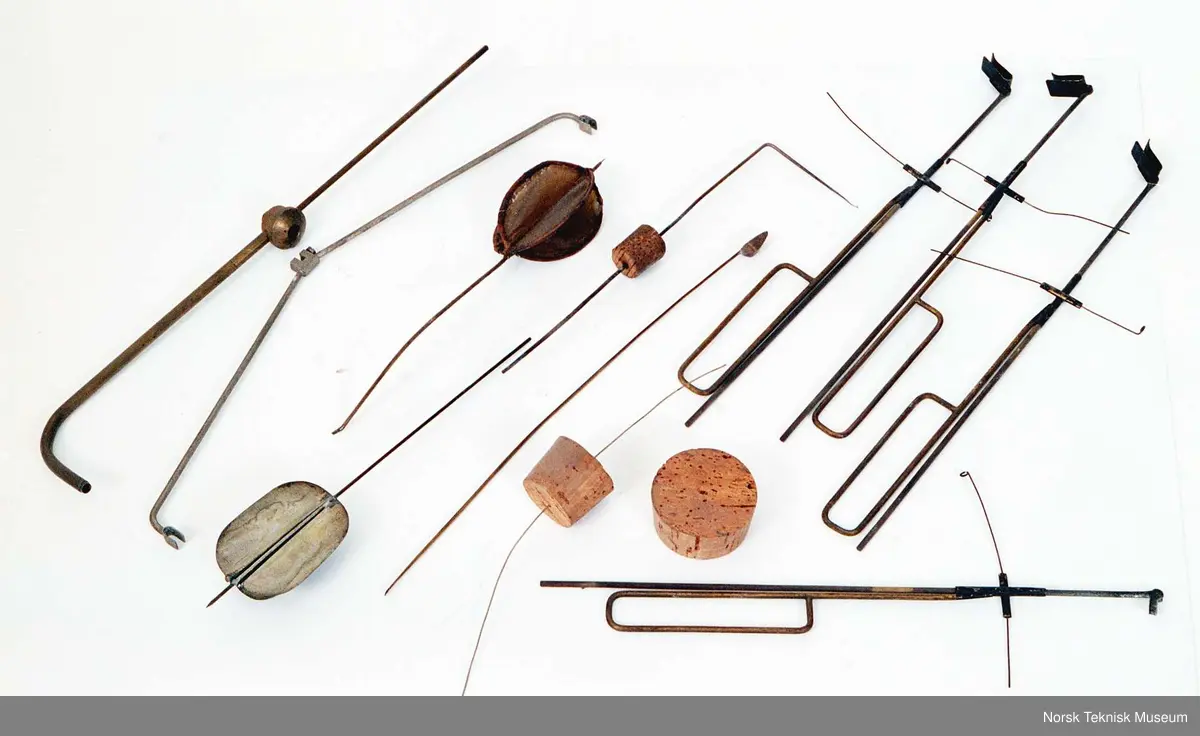 Diverse løse deler (Uidentifiserte) til forskjellige av gjenstandene i fysikksamlingen