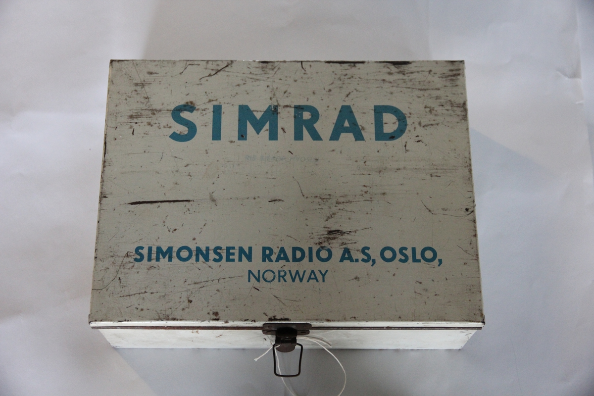 Boks av blikk innholdene diverse reservedeler til radiotelefon.