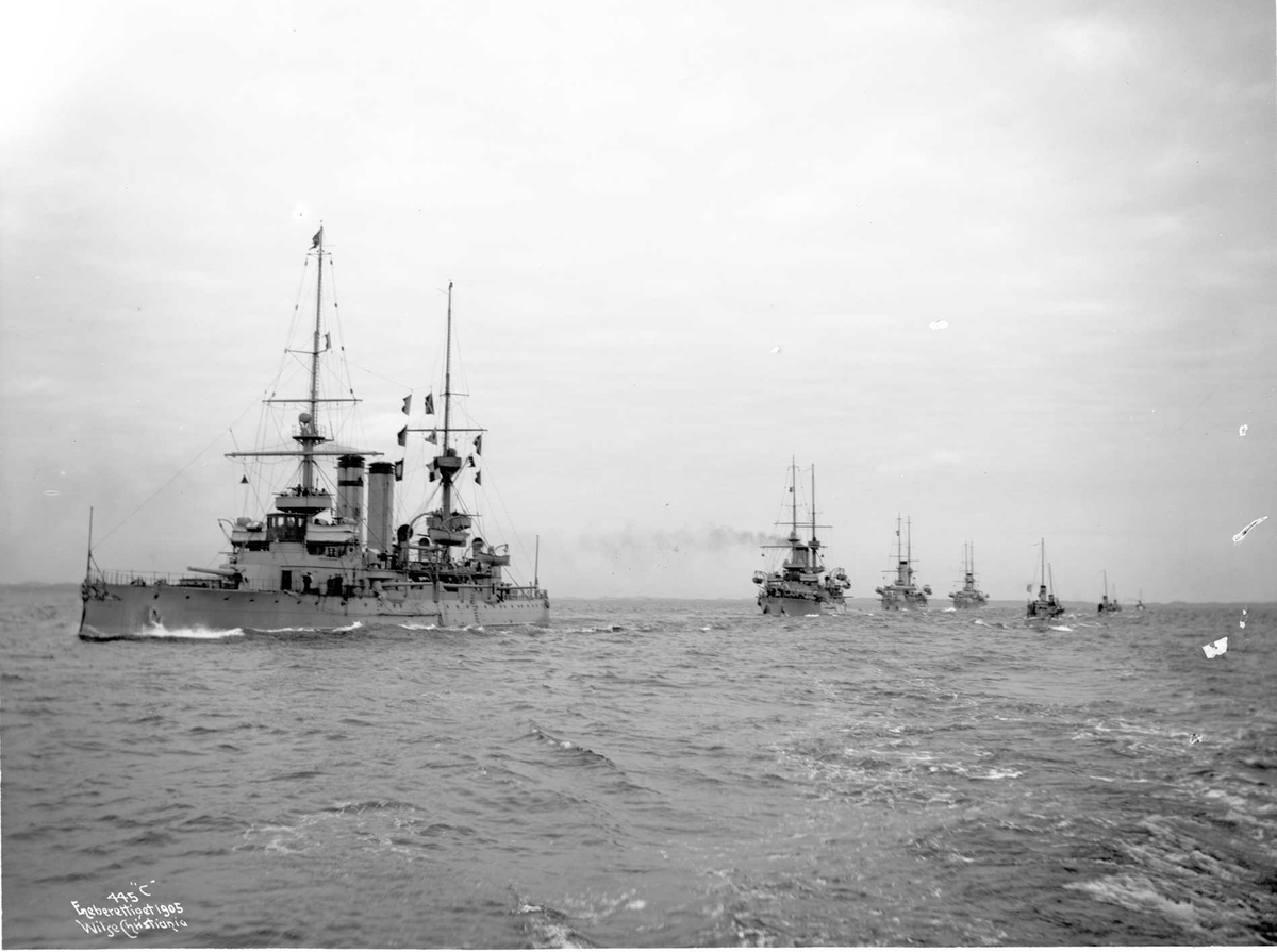 Den Norske Skagerakeskadren med blant annet panserskipene 'Harald Haarfagre' (b.1897), 'Tordenskiold' (b.1897), 'Eidsvold' (b.1899) og 'Norge' (b.1899).