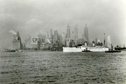 S/S Stavangerfjord (b.1918) i New York, med skyskrapere i ba
