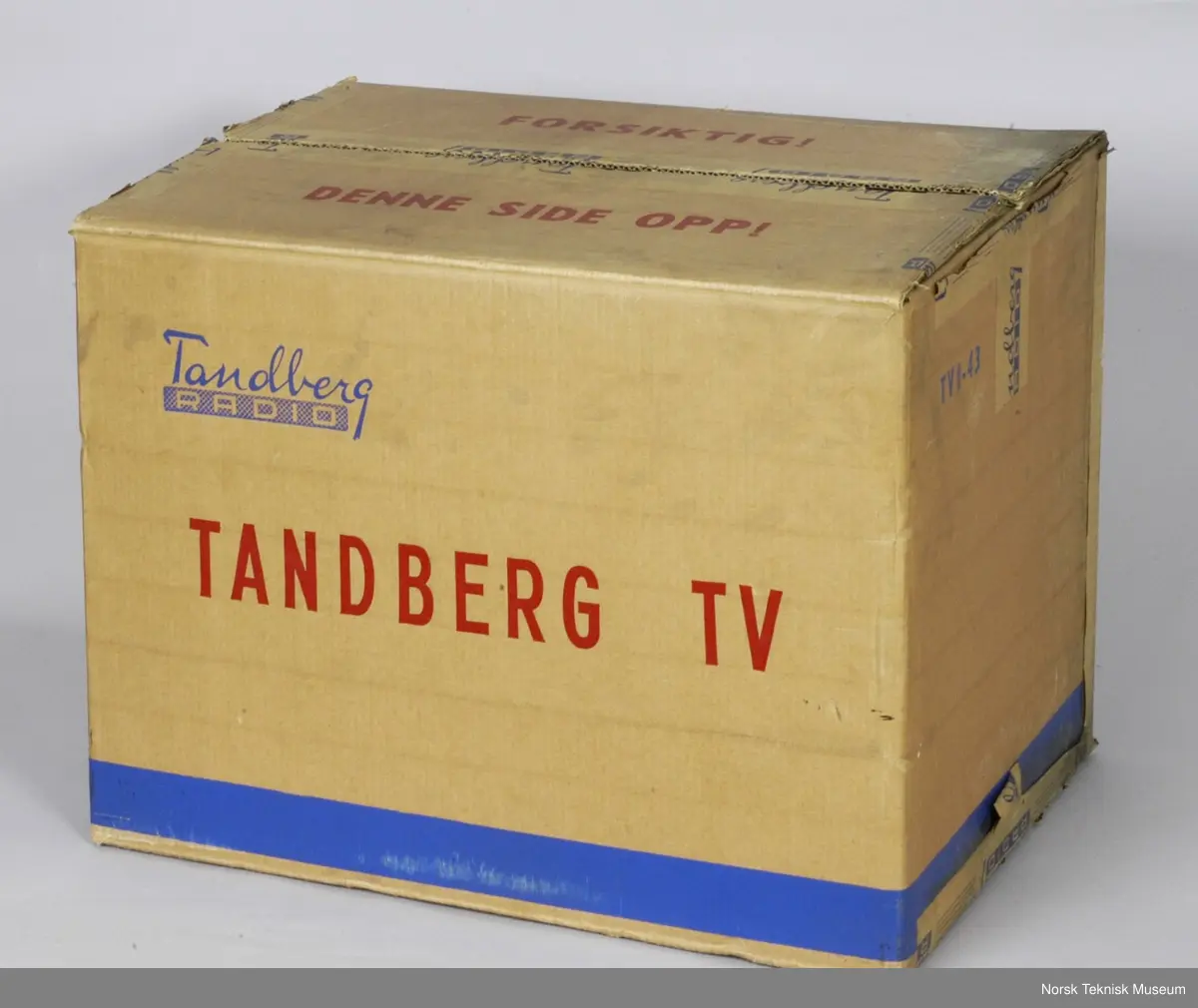 Fjernsynet virker. Original emballasje finnes.
Mottageren er basert på rørteknologi.