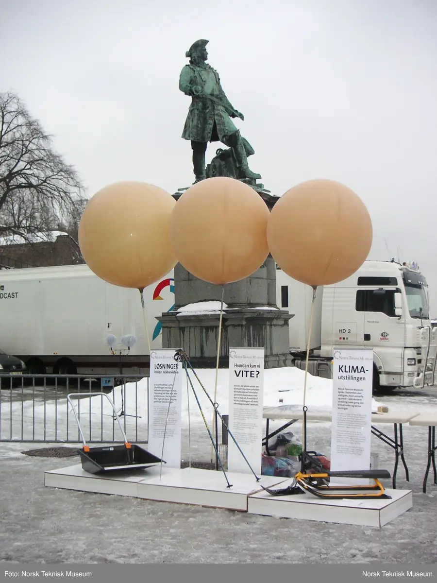 Forseglet pappeske med værballong