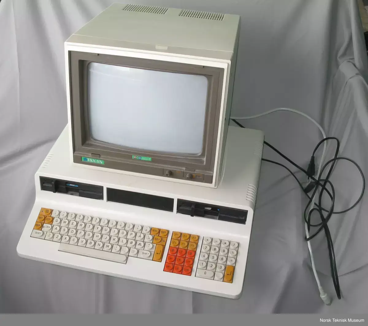 Prosessor: Zilog Z80 A, 4 MHz.
Minne: 8 kb ROM, 64 kb RAM
2 x 800 kb 5 1/2 " diskettstasjoner.
256 farger skjerm 3 kanals lyd. Operativsystem: CP/M. 70 W strømforbruk. 