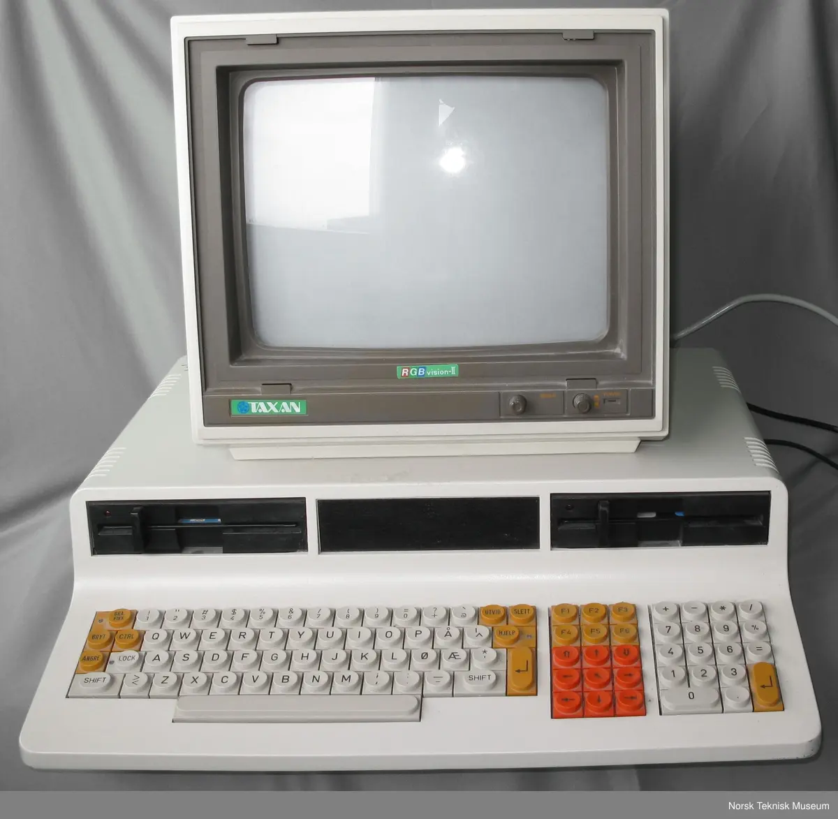 Prosessor: Zilog Z80 A, 4 MHz.
Minne: 8 kb ROM, 64 kb RAM
2 x 800 kb 5 1/2 " diskettstasjoner.
256 farger skjerm 3 kanals lyd. Operativsystem: CP/M. 70 W strømforbruk. 