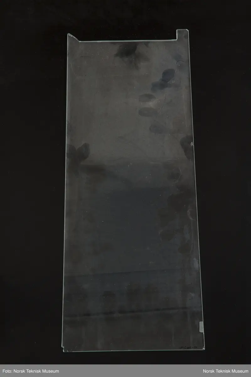 5 glassplater. I den ene enden skåret 2 tapper