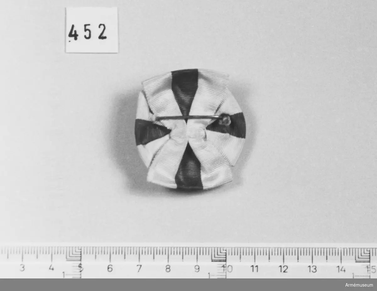 Brosch av förgylld silver och blå emalj. Med drottning Sophias initialer "D S F" krönt med en kunglig, sluten krona. Kronan är fylld med röd emalj.

Bokstävernas höjd: 14 mm. På ramen kartuscher.

På baksidan är broschnålen genomstucken ett band i rött och vitt ripsband som är förenad som en rosett och synlig från framsidan 7 mm.

På baksidan stansat "G.Möllenborg Kongl.Hovjuvelerare Stockholm.