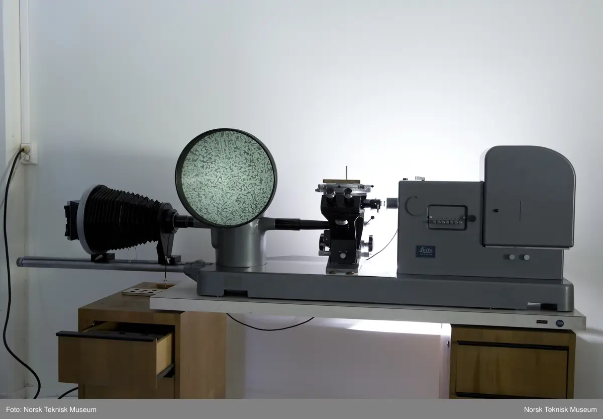 Mikroskopdelen av gjenstanden inkludert belguttrekk for fotografering (inkludert snorutløser), stang til å montere kamerabelg og to tekstilkapper til å legge over gjenstanden
ADVARSEL: Pæra som sitter inne i kabinettet (til høyre på bildet) er en overtrykkspære. Håndteres meget varsomt på grunn av risiko for eksplosjon. Bruk ansiktsskjerm om den håndteres.