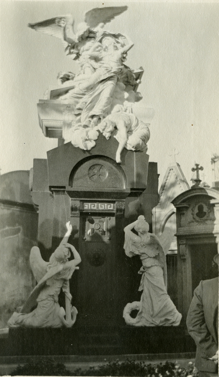 Med sjømenn på Recoleta kirkegård.