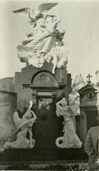 Med sjømenn på Recoleta kirkegård.