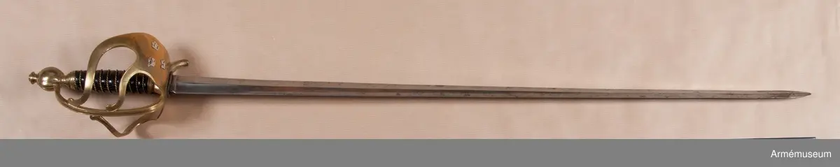 Fäste av samma typ som officerspallaschen m/1779, men utan förgyllning. Parerplåten har tre silverkronor. Kavellindning av tio varv tvinnad mässingtråd. Märkt "ILM" på parerplåten. 

Klingan är rak och tveeggad. Bredd vid fästet: 36 mm.
