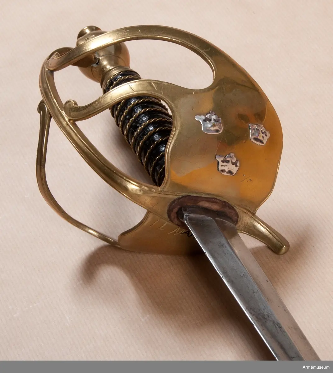 Fäste av samma typ som officerspallaschen m/1779, men utan förgyllning. Parerplåten har tre silverkronor. Kavellindning av tio varv tvinnad mässingtråd. Märkt "ILM" på parerplåten. 

Klingan är rak och tveeggad. Bredd vid fästet: 36 mm.