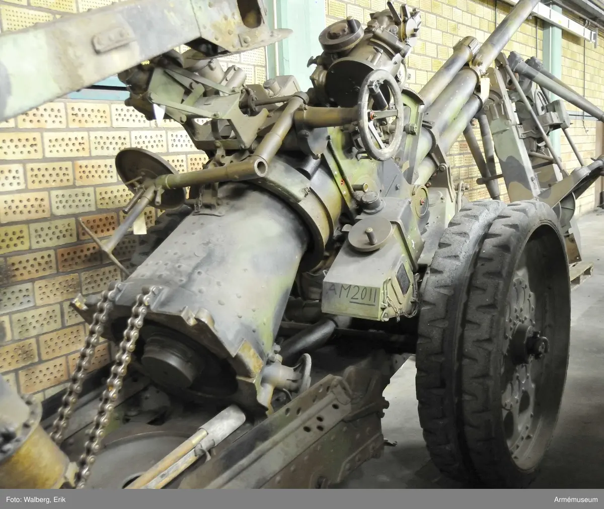 7,5 cm luftvärnskanon m/1930, system Bofors.
Sikte m/1930, följevisarsystem. 

Består av: 
1 st luftvärnskanon, 
1 st kammarfodral, 
1 st pjäskapell, bakre del, 
1 st pjäskapell, främre del, 
1 st siktfodral.