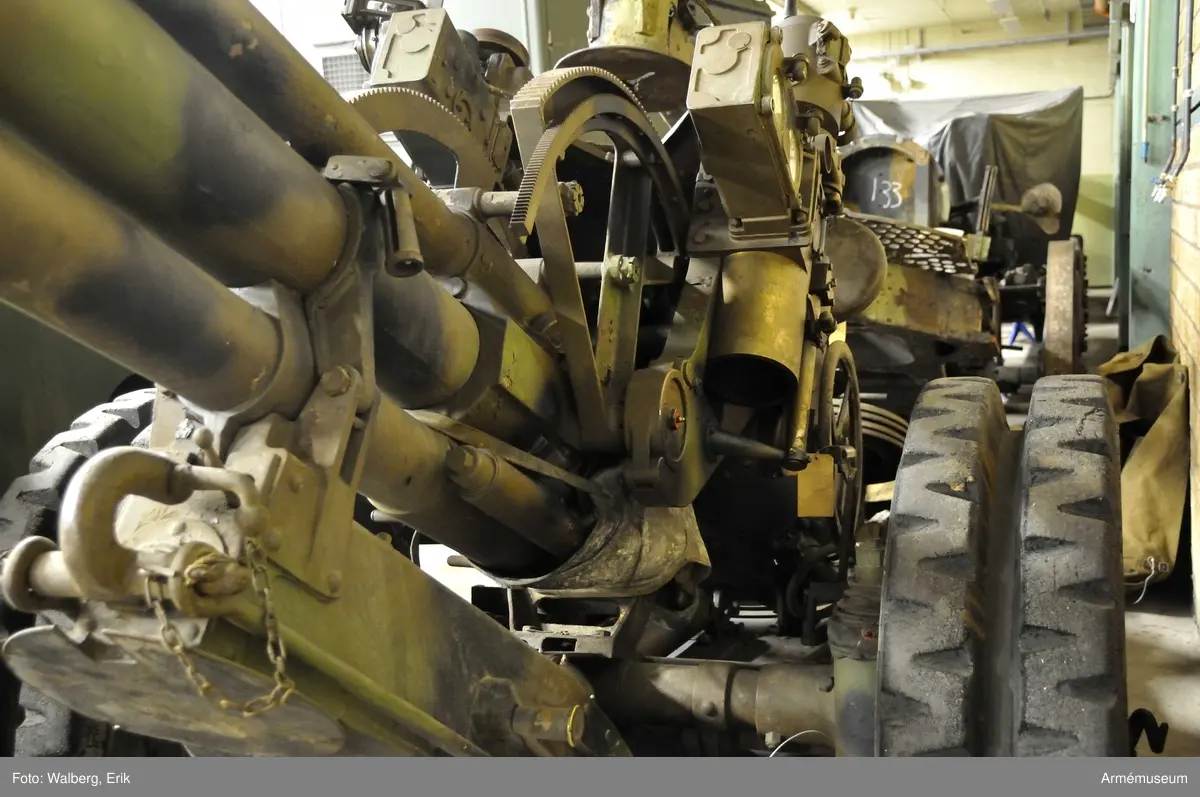 7,5 cm luftvärnskanon m/1930, system Bofors.
Sikte m/1930, följevisarsystem. 

Består av: 
1 st luftvärnskanon, 
1 st kammarfodral, 
1 st pjäskapell, bakre del, 
1 st pjäskapell, främre del, 
1 st siktfodral.