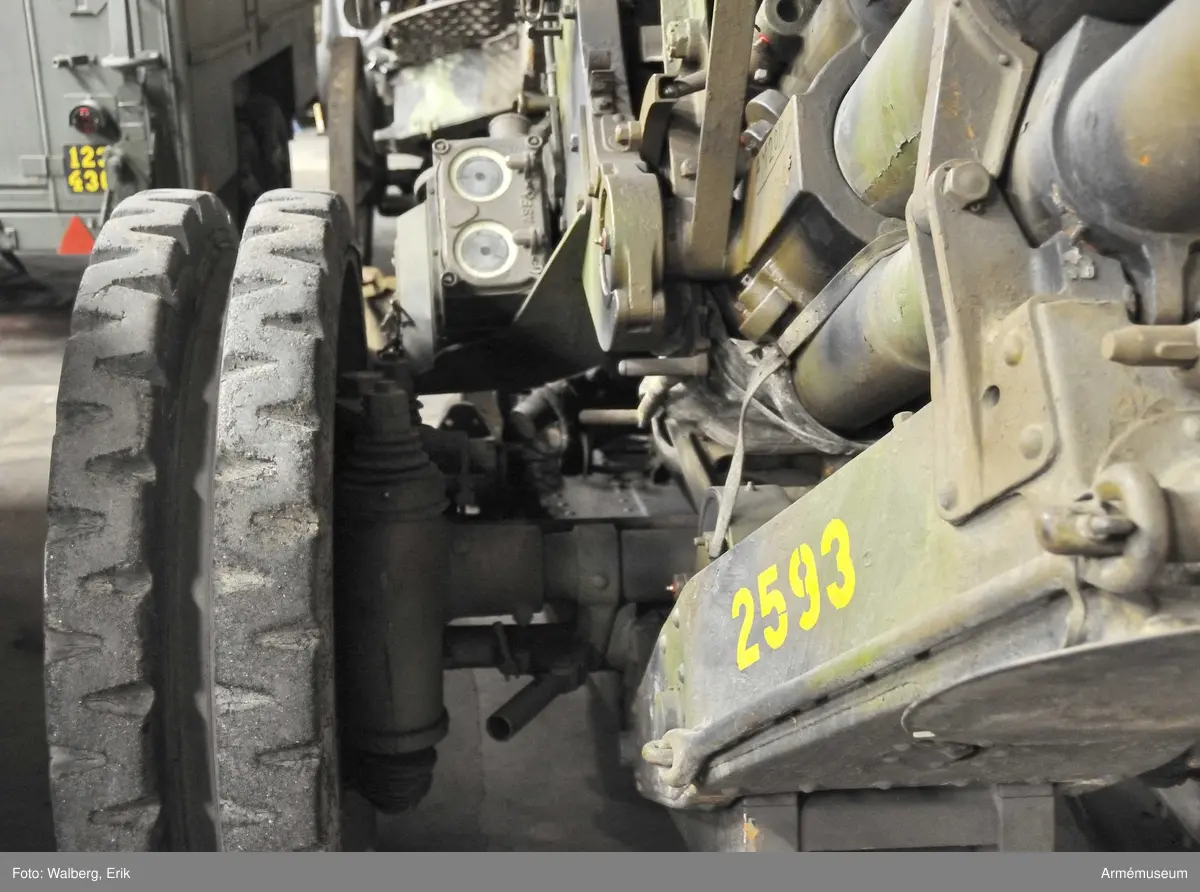 7,5 cm luftvärnskanon m/1930, system Bofors.
Sikte m/1930, följevisarsystem. 

Består av: 
1 st luftvärnskanon, 
1 st kammarfodral, 
1 st pjäskapell, bakre del, 
1 st pjäskapell, främre del, 
1 st siktfodral.