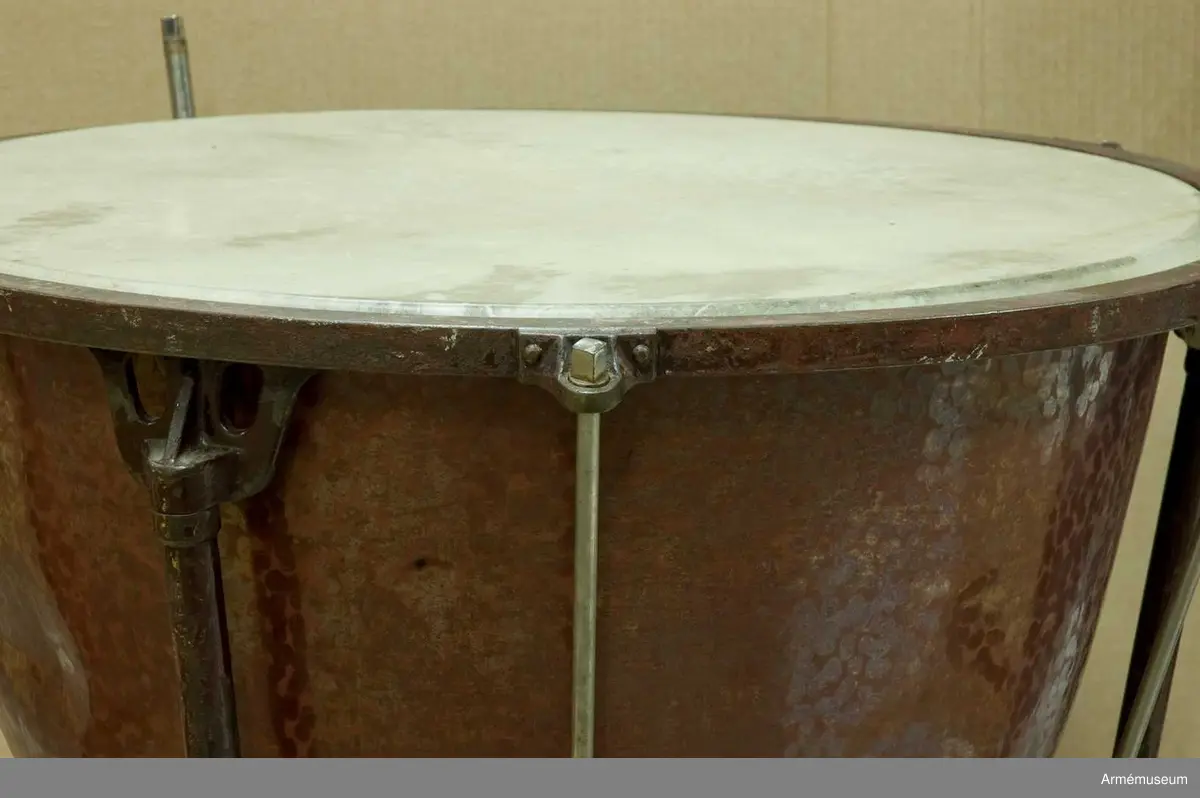 Ett stämbart slaginstrument i form av en kopparkittel, överspänd med kalvskinn (ryggen). Märkt på yttre stödet "Lefima, original". Se 6/3 1980 nr 235.