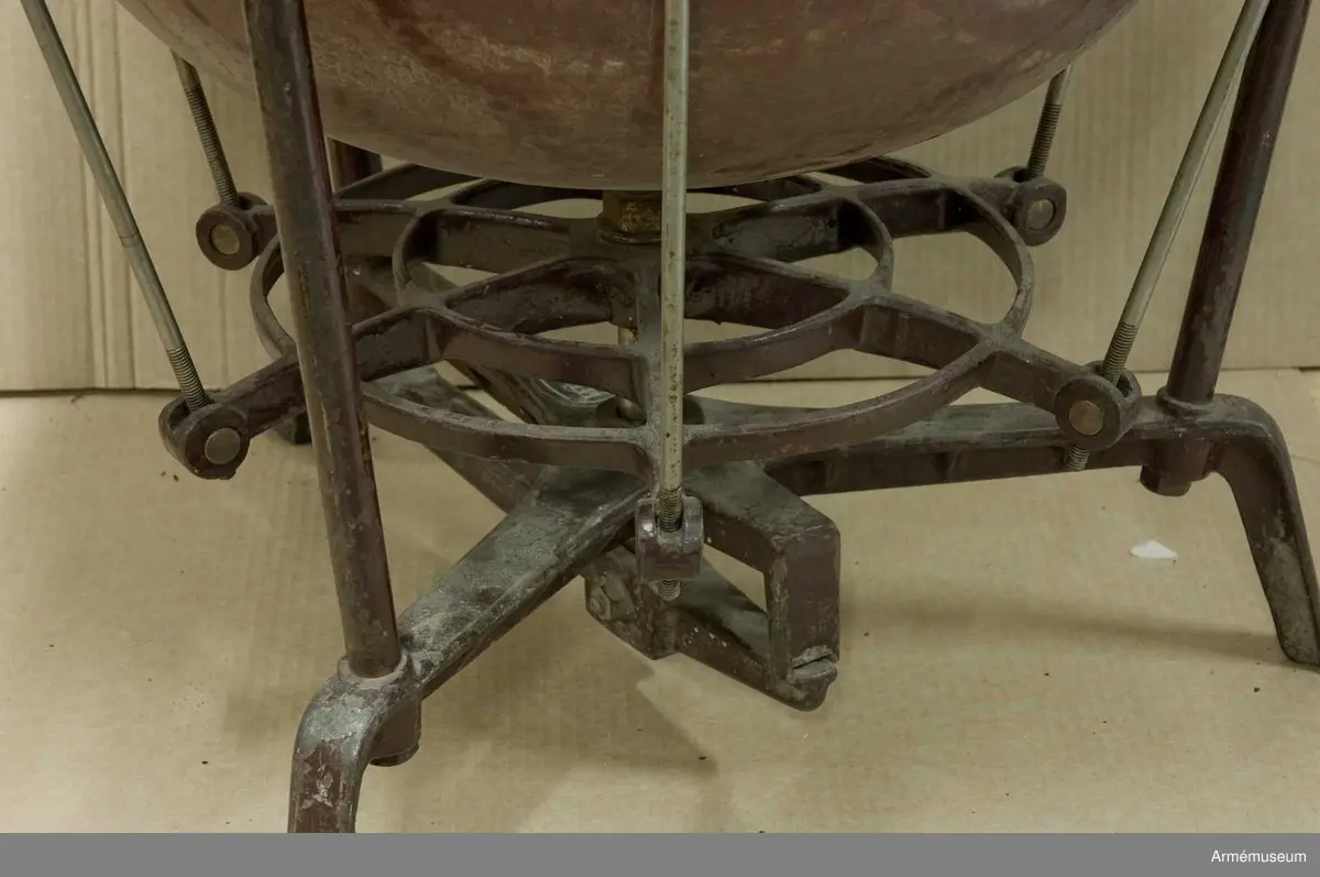 Ett stämbart slaginstrument i form av en kopparkittel, överspänd med kalvskinn (ryggen). Märkt på yttre stödet "Lefima, original". Se 6/3 1980 nr 235.