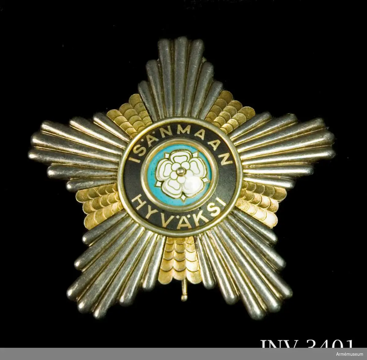 Orden, Finlands Vita Ros. Storkors. 1938.
Ordenskorset är av vitemaljerat georgskors av guld. Det är på  mitten belagt med en blåemaljerad rundel, på vilken syns en  vitemaljerad heraldisk ros. I vinklarna mellan korsarmarna är anbragt huvudet med den svärdsvingande, pansarklädda framarmen av lejonet i det finska riksvapnet i samma metall som korsets  infattning. Frånsidan är vitemaljerad och utan utsmyckning.Storkorset bärs i ett 110 mm brett, mörkblått, vattrat band  Över högra axeln. Storkorset förvaras i samma blå ask som  kraschanen.