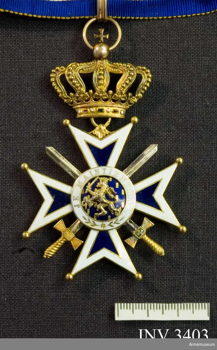 Kommendörstecknet av Nederländska Oranien-Nassau orden m svärd.

I guld och vit och blå emalj. Ordenskorset är ett Georgskors med guldpärlor på spetsarna, ytterkanter av vit emalj och det inre i blå emalj. Två korslagda svärd vilar mellan från och  åtsidan, dessa är i guld. I mitten en blåemaljerad rundel med ett W, krönt med kunglig krona, i mitten, utfört i guld.  Detta är Wilhelminas monogram. (1880-1962). Abdikerade 1948. Runt rundelen ett vitt smaljerat band med i guldskrift: GOD ZY MET ONS (Gud är med oss). 
Frånsidan är utformad på samma  sätt, men i mitten på blåemaljerad botten syns i guld ett  svärdsvingande lejon. På det vita fältet runt lejonet står det: JE  MAINTIENEDRAI (jag vill hålla ut).

Orden hänger i en kunglig krona utförd i guld med runt brämet ädla stenar. Orden hänger i ett gult band  av vattrat siden, med vit och blå kant. Bandet skall knäppas runt halsen.