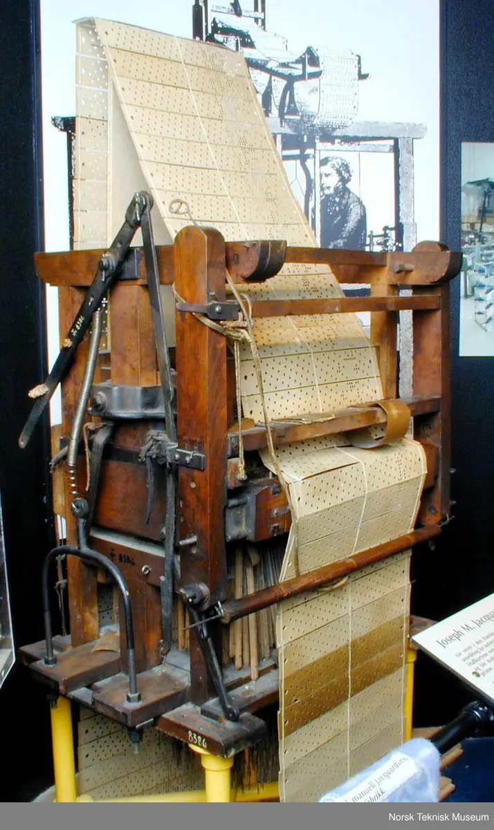 Jacquard mekanismen består av kroker, nåler med spialfjærer og et prisme (kortvalse) med tilhørende hullkort bundet sammen i en remse. Hullkortene ledes (rundt) prismet som har en frem- og tilbake bevegelse. For hvert innslag i veven behøves et Jacquard- hullkort. (Der hullkortet har et hull går renningen ned- der det ikke er et hull går renningen opp). Hver gang prismet beveger seg til siden, tar en hake fatt i hjørnet på prismet og vrir den 1/4 omdreining, slik at et nytt kort vendes mot nålesoissene for å bestemme hvilke kroker som skal heves ved neste innslag. Elektronisk styrte Jacquard vevstoler for industriell produksjon er i dag i bruk over hele verden.