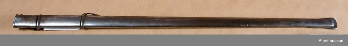 Av järn. Bredd vid fäste: 38 mm. Märkt H.H.  M.G.  4 A R.  3 B. (4 artilleriregementet 3 batteriet). Nr8.