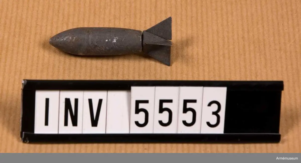 Pilbomb, "Flechettes, Fliegerpfeile, Lazy Dogs".Långsam form m styranordning baktill. Fälldes från flygplan; användes under 2.a världskriget och 1950-talet (Indokina).Gåva av R Koch, 2444 Charlemagne Av., Long Beach, CA 90815 USA.