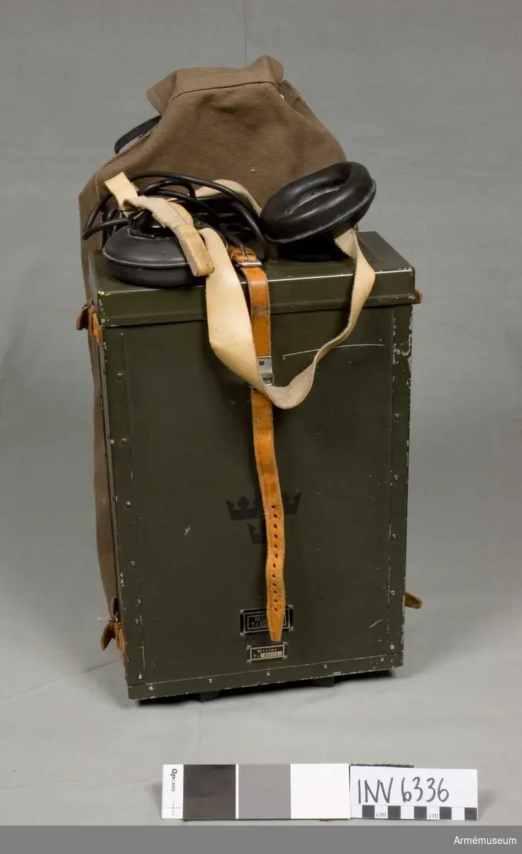 Elektrisk minsökare m/1942, med tillbehörslåda.

Bestående av 18 delar: 
1 st batterilåda med lock och rem. Mått 240 x 115 x 385 mm, material trä, märkt med tre kronor. 
2 st batterikablar, 
1 st dosa för reservrör med 2 st elektronrör, 
1 st hörtelefon dubbel lågohmig med rembygel och bullerskydd, 
1 st låsklots f batteri, av trä, 
1 st mellanläggsskiva, 
1 st packpåse av väv, märkt Tc 95044 Tc 82077, 
1 st apparatlåda med lock och skaft, 
2 st skarvkablar, 
6 st stångdelar av aluminium, 
1 st sökram med huv och kabel. 

Batterier saknas. Beskrivning av minsökare m/42 del I 1942 års upplaga Kungl  Armeförvaltningens tygavdelning.