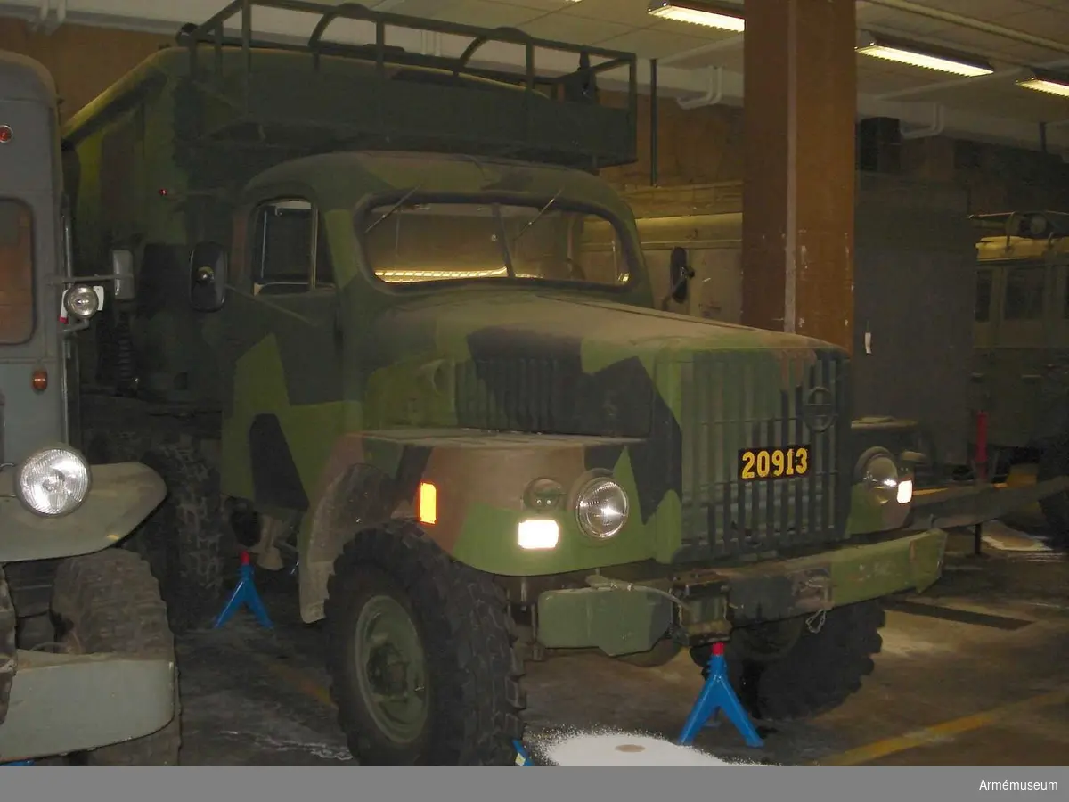 Fabrikat, typ och årsmodell Volvo TL 22/1955 med tillbehör - se tillbehörslistan. 
Fordonet är utrustat och inrett som stabsterrängbil 935 S Sidomont. Vinsch med max belastning 4000 kg enkelt part fördelningsväxellåda. Motoreffekt 105 hk, mätarställning 16691 (198305).