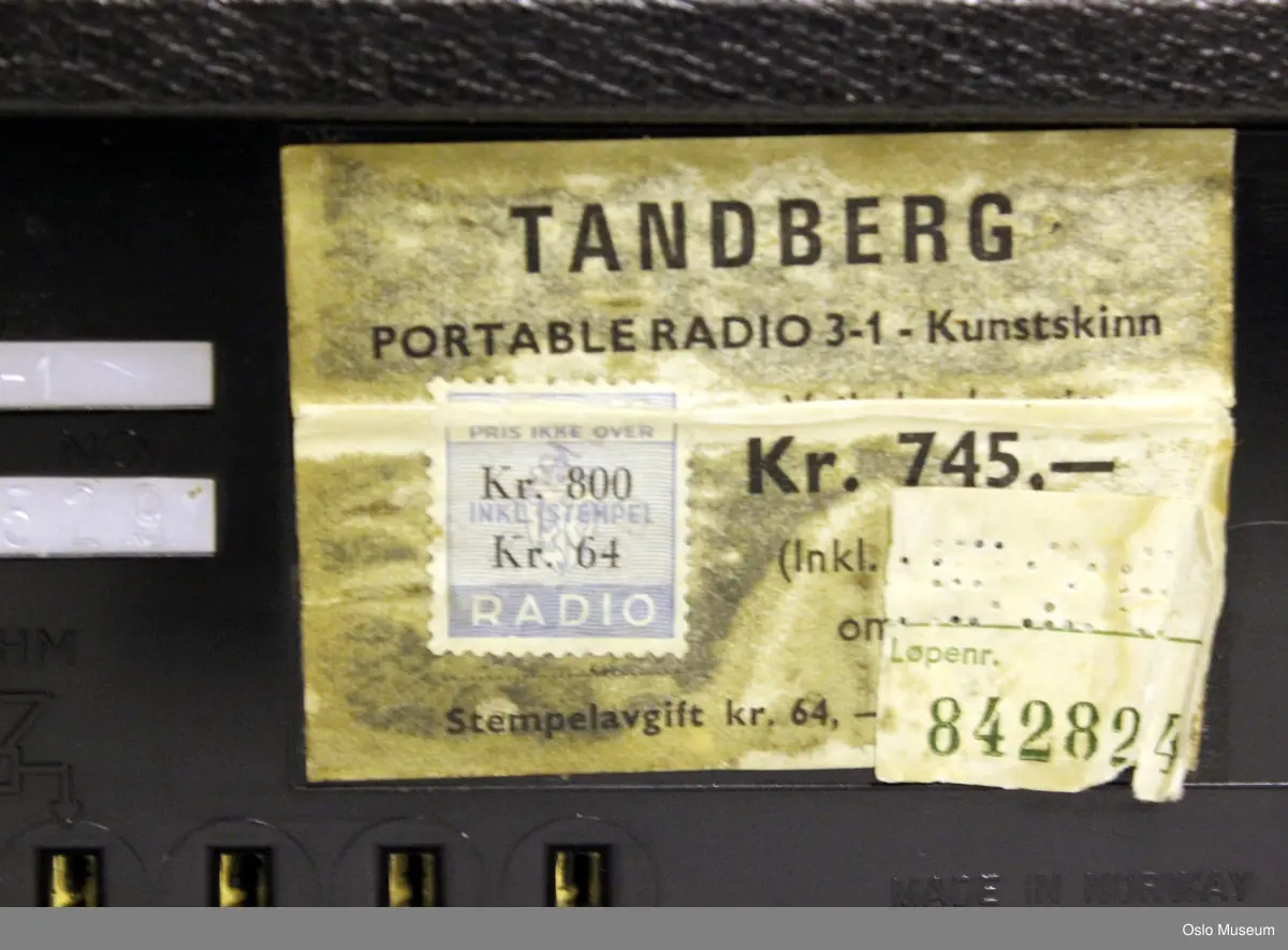svart Tandberg portable 31 transistorradio, med prislapp under: 745,- og stempelavgift  64,- 
ang. stempelavgift, se feks http://www.nrhf.no/nrhf-stempel.html (15.02.2010)