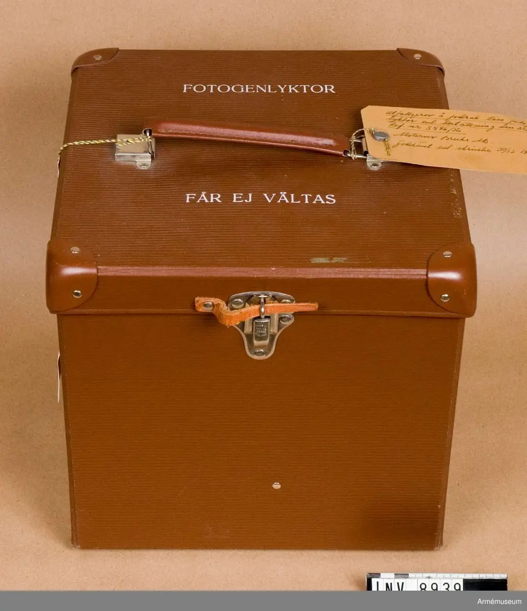 Utfallsprov 1958. Av "unikapapp". Utfallsprov å fodral till fotogenlykta enligt beställning  1958-11-25 Ref.nr 3486/56. Alstermo Bruks AB Godkänt enligt skrivelse 1958-12-30, blysigill märkt: KAIF med en krona.
Lådan är försedd med bärhandtag, gångjärn och lås. Bestående av: 1 st fodral,  2 st lyktglas, 1 st tratt av plast, 1 st veke av väv.

Samhörande nr är AM.8939 - 8941