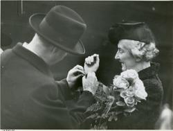 Fru Advokat Heyerdahl får armbånd av adm. dir. Aamundsen und