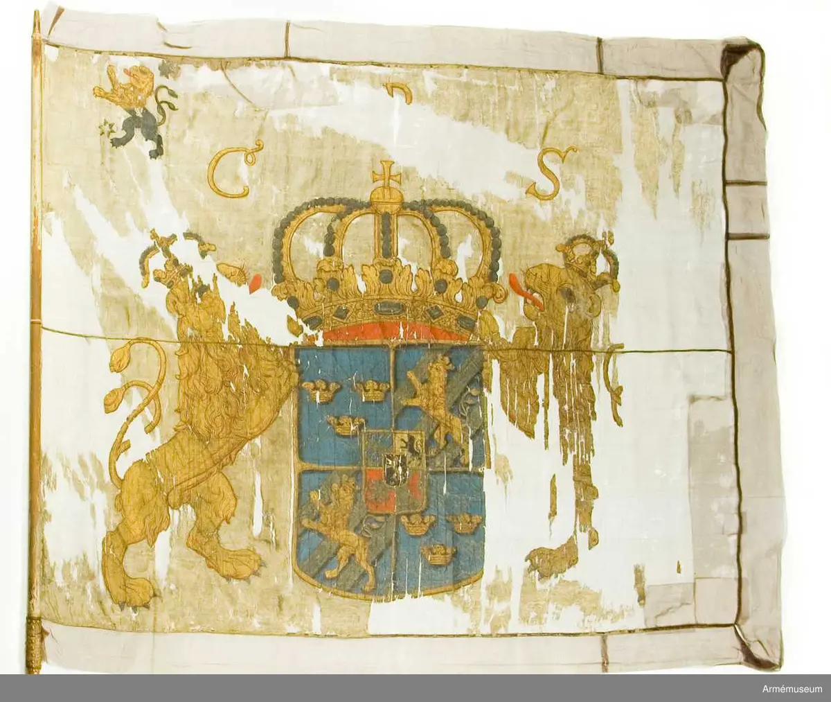 Fanduk av fyrskaftat kyprat siden med målade emblem, omvänd lika på båda sidor; svenska riksvapnet under pfalziska huset i guld, silver och färger, hållet av tvenne dubbelsvansade lejon, skölden guldkantad, krönt av en stor, sluten kunglig krona i guld med rött foder, samt stenar och pärlor i silver. Lejonen av guld med röda tungor, krönta med slutna kungliga kronor.

I båge över vapnet C.R.S. I övre inre hörnet Västergötlands sköldemärke: ett lejon till hälften i guld och till hälften i svart, följt av tvenne silverstjärnor. Målad av trofémålare Olof Hoffman.

Stång av brunmålad furu, 3,58 m lång. Spets saknas.