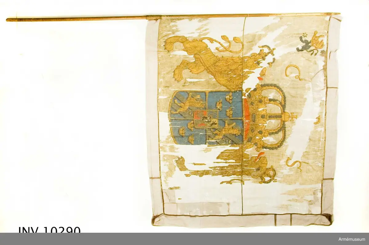 Fanduk av fyrskaftat kyprat siden med målade emblem, omvänd lika på båda sidor; svenska riksvapnet under pfalziska huset i guld, silver och färger, hållet av tvenne dubbelsvansade lejon, skölden guldkantad, krönt av en stor, sluten kunglig krona i guld med rött foder, samt stenar och pärlor i silver. Lejonen av guld med röda tungor, krönta med slutna kungliga kronor.

I båge över vapnet C.R.S. I övre inre hörnet Västergötlands sköldemärke: ett lejon till hälften i guld och till hälften i svart, följt av tvenne silverstjärnor. Målad av trofémålare Olof Hoffman.

Stång av brunmålad furu, 3,58 m lång. Spets saknas.