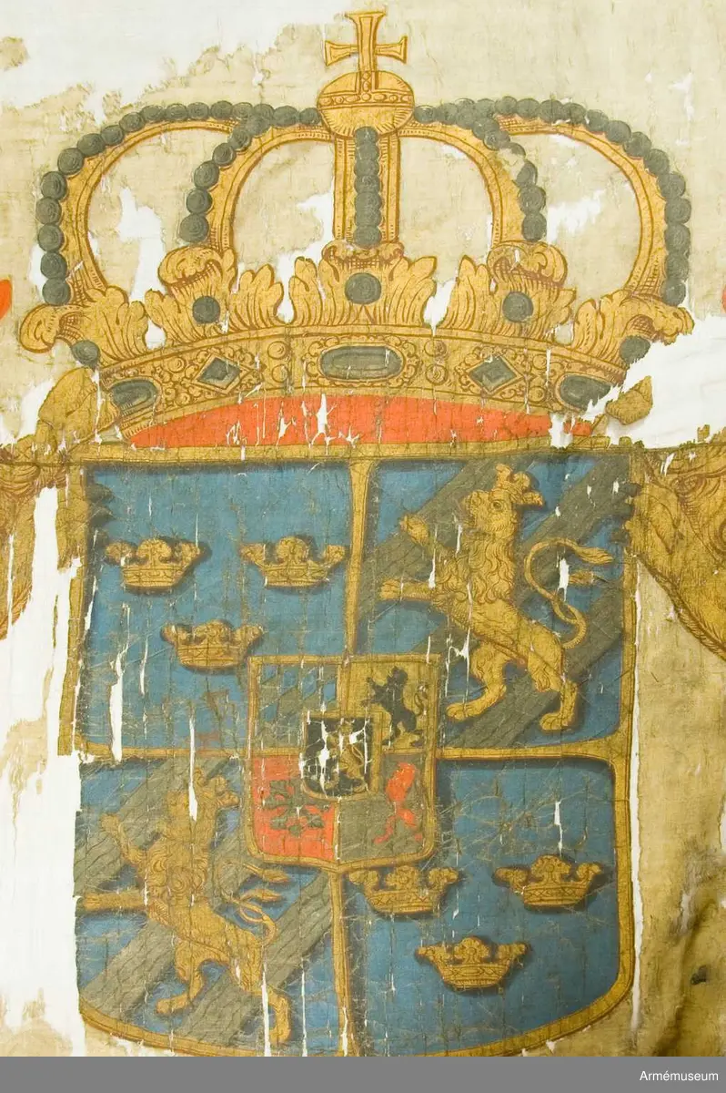 Fanduk av fyrskaftat kyprat siden med målade emblem, omvänd lika på båda sidor; svenska riksvapnet under pfalziska huset i guld, silver och färger, hållet av tvenne dubbelsvansade lejon, skölden guldkantad, krönt av en stor, sluten kunglig krona i guld med rött foder, samt stenar och pärlor i silver. Lejonen av guld med röda tungor, krönta med slutna kungliga kronor.

I båge över vapnet C.R.S. I övre inre hörnet Västergötlands sköldemärke: ett lejon till hälften i guld och till hälften i svart, följt av tvenne silverstjärnor. Målad av trofémålare Olof Hoffman.

Stång av brunmålad furu, 3,58 m lång. Spets saknas.