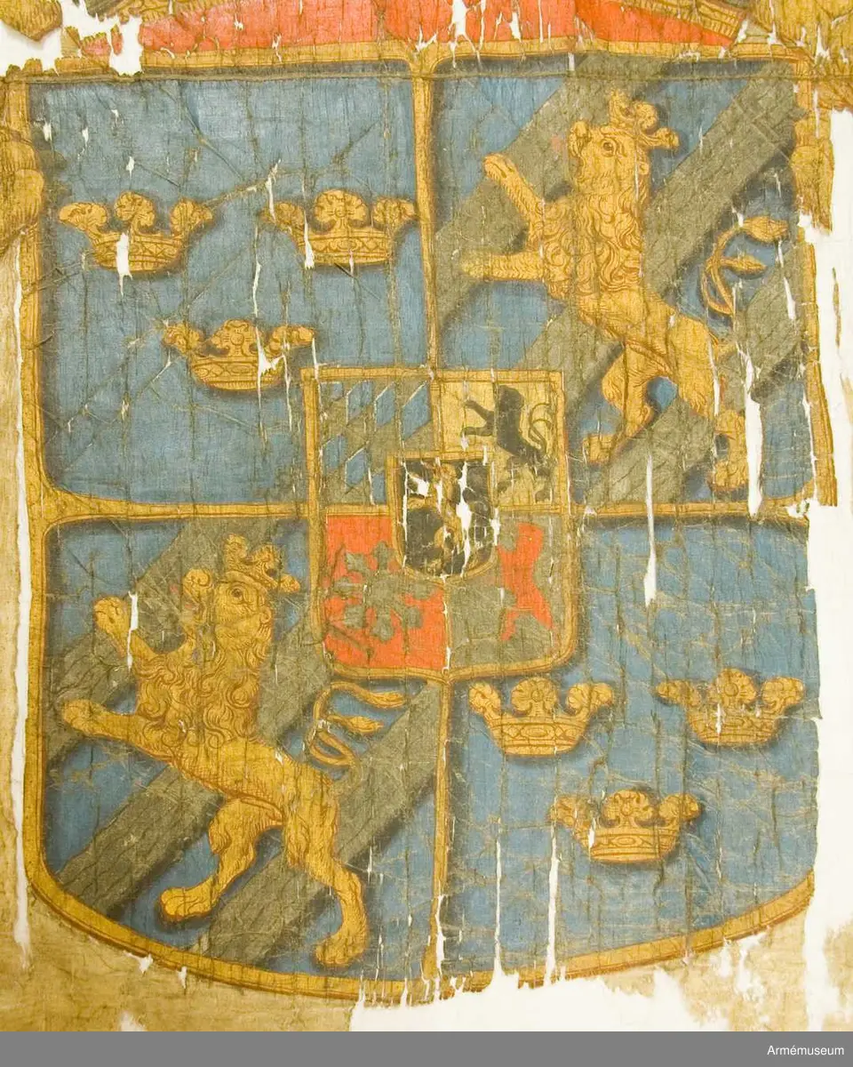 Fanduk av fyrskaftat kyprat siden med målade emblem, omvänd lika på båda sidor; svenska riksvapnet under pfalziska huset i guld, silver och färger, hållet av tvenne dubbelsvansade lejon, skölden guldkantad, krönt av en stor, sluten kunglig krona i guld med rött foder, samt stenar och pärlor i silver. Lejonen av guld med röda tungor, krönta med slutna kungliga kronor.

I båge över vapnet C.R.S. I övre inre hörnet Västergötlands sköldemärke: ett lejon till hälften i guld och till hälften i svart, följt av tvenne silverstjärnor. Målad av trofémålare Olof Hoffman.

Stång av brunmålad furu, 3,58 m lång. Spets saknas.